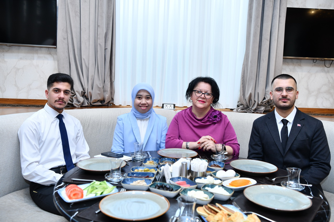 ADNSU rektoru 100 uğurlu tələbə ilə görüşüb