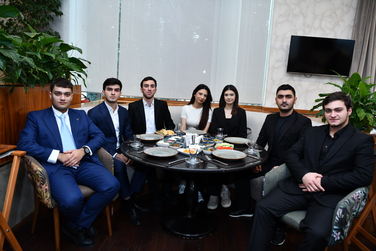 ADNSU rektoru 100 uğurlu tələbə ilə görüşüb