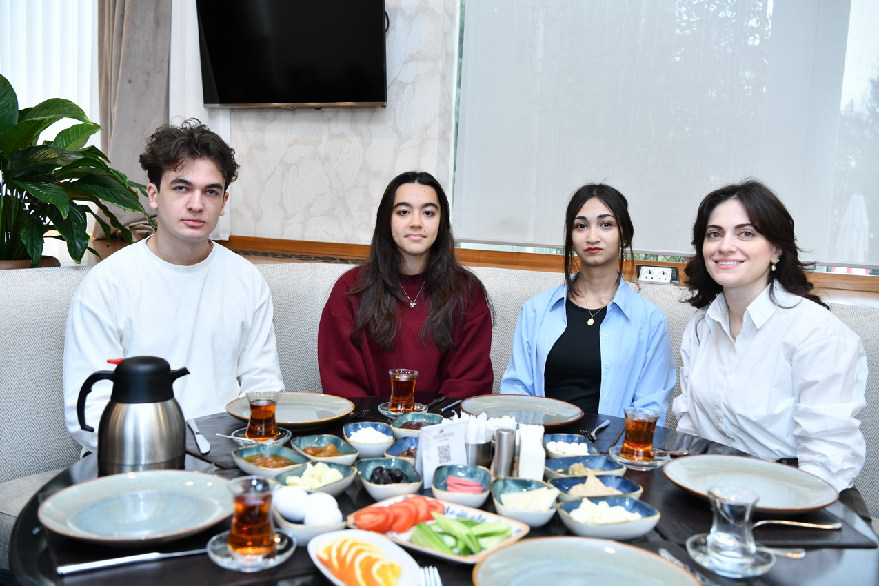 ADNSU rektoru 100 uğurlu tələbə ilə görüşüb