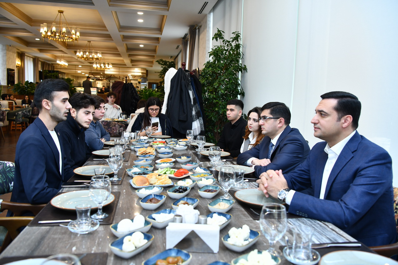 ADNSU rektoru 100 uğurlu tələbə ilə görüşüb