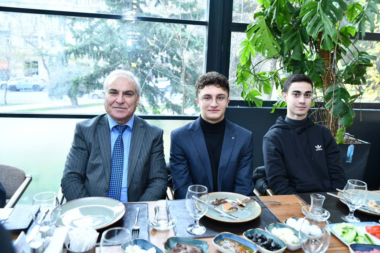 ADNSU rektoru 100 uğurlu tələbə ilə görüşüb