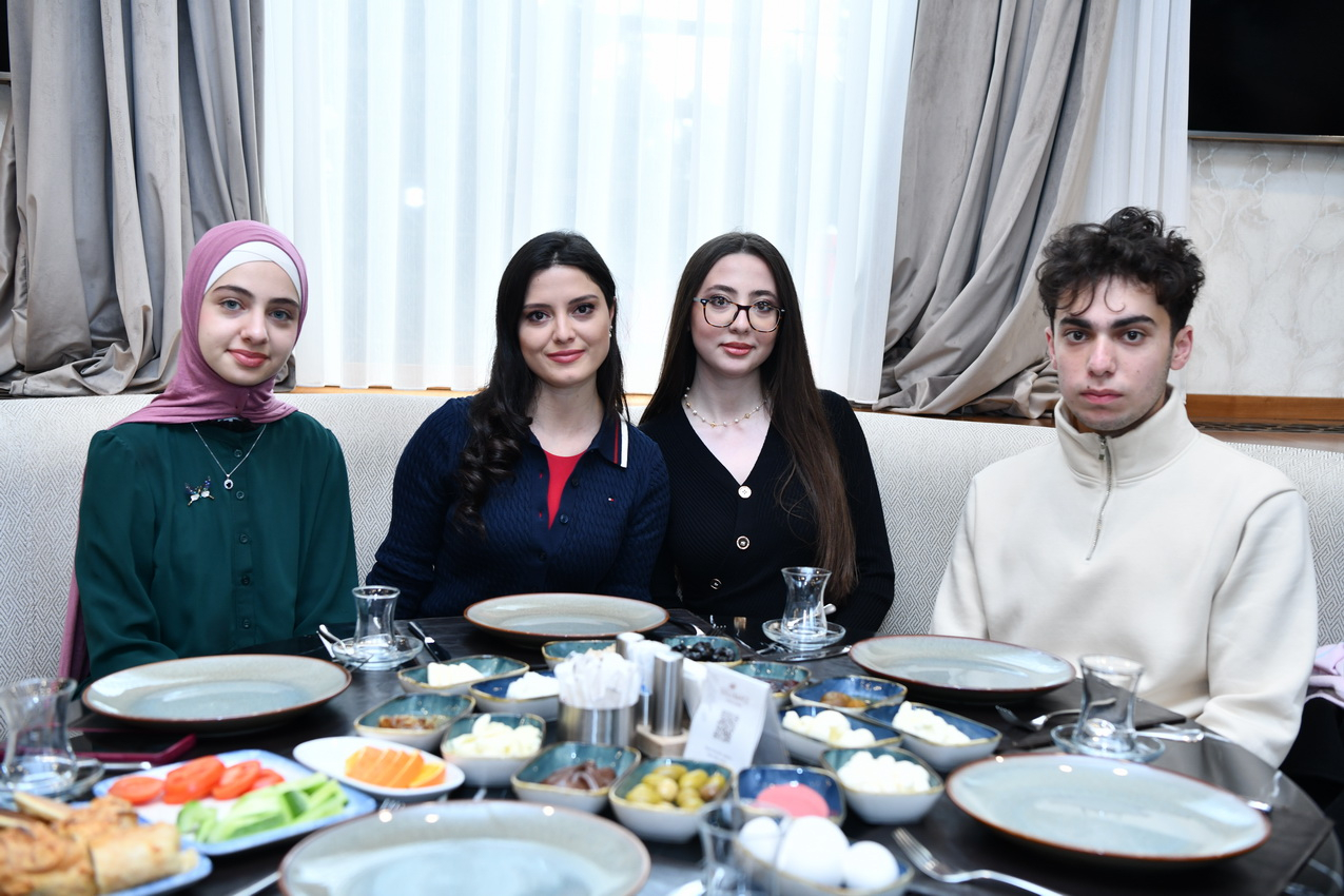 ADNSU rektoru 100 uğurlu tələbə ilə görüşüb