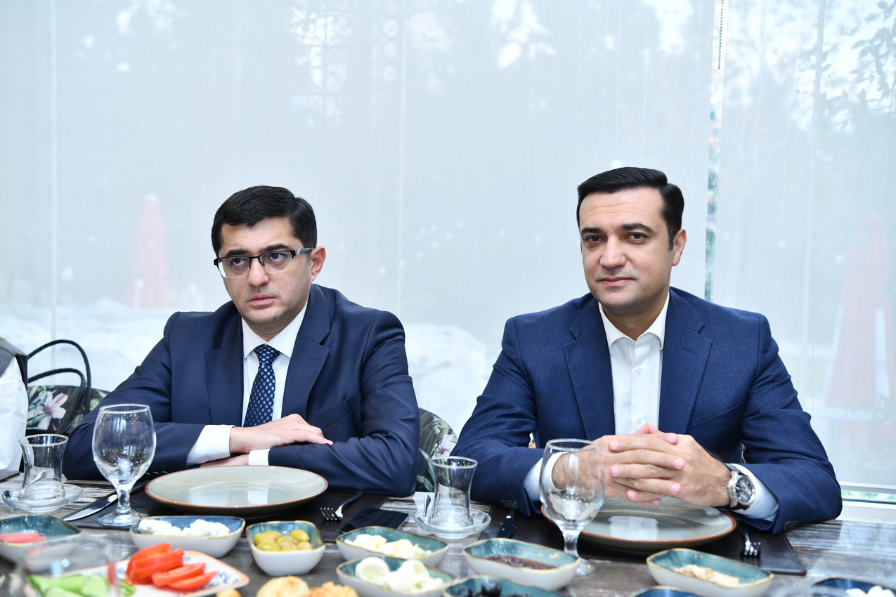 ADNSU rektoru 100 uğurlu tələbə ilə görüşüb