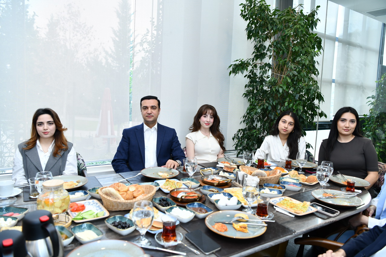 ADNSU rektoru 100 uğurlu tələbə ilə görüşüb