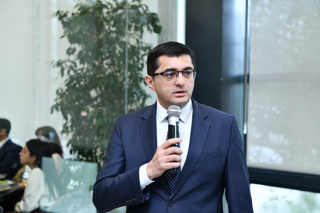 ADNSU rektoru 100 uğurlu tələbə ilə görüşüb