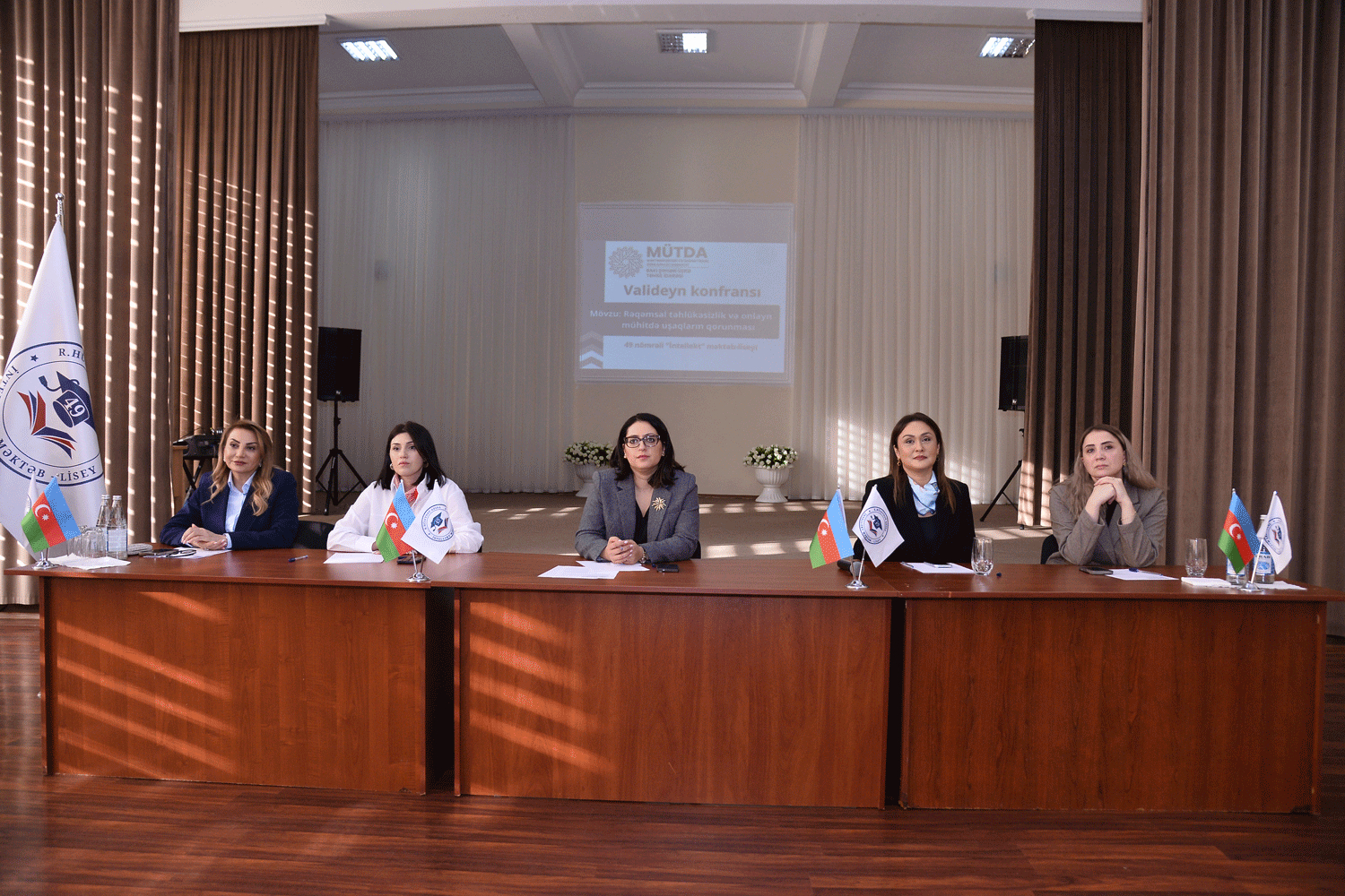 BŞTİ rəhbərliyi valideynlərlə açıq müzakirələrə qatılıb