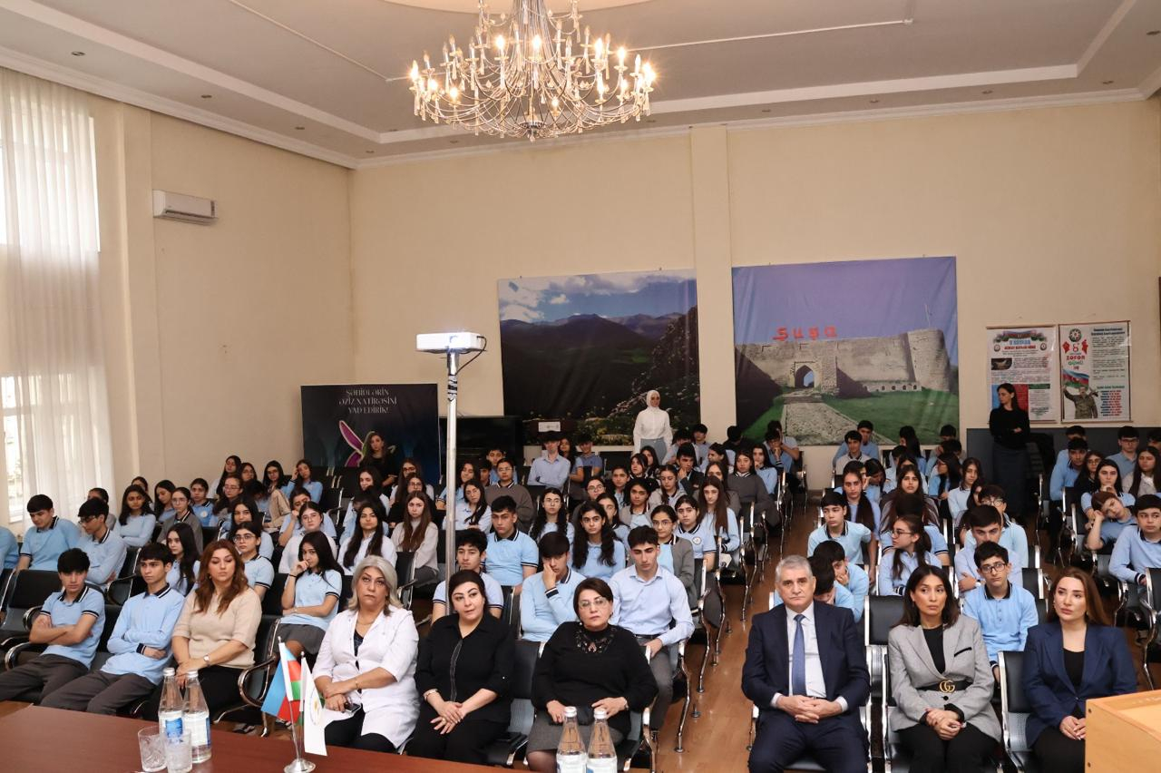 BSU-nun rektoru məktəblilərlə görüş keçirib