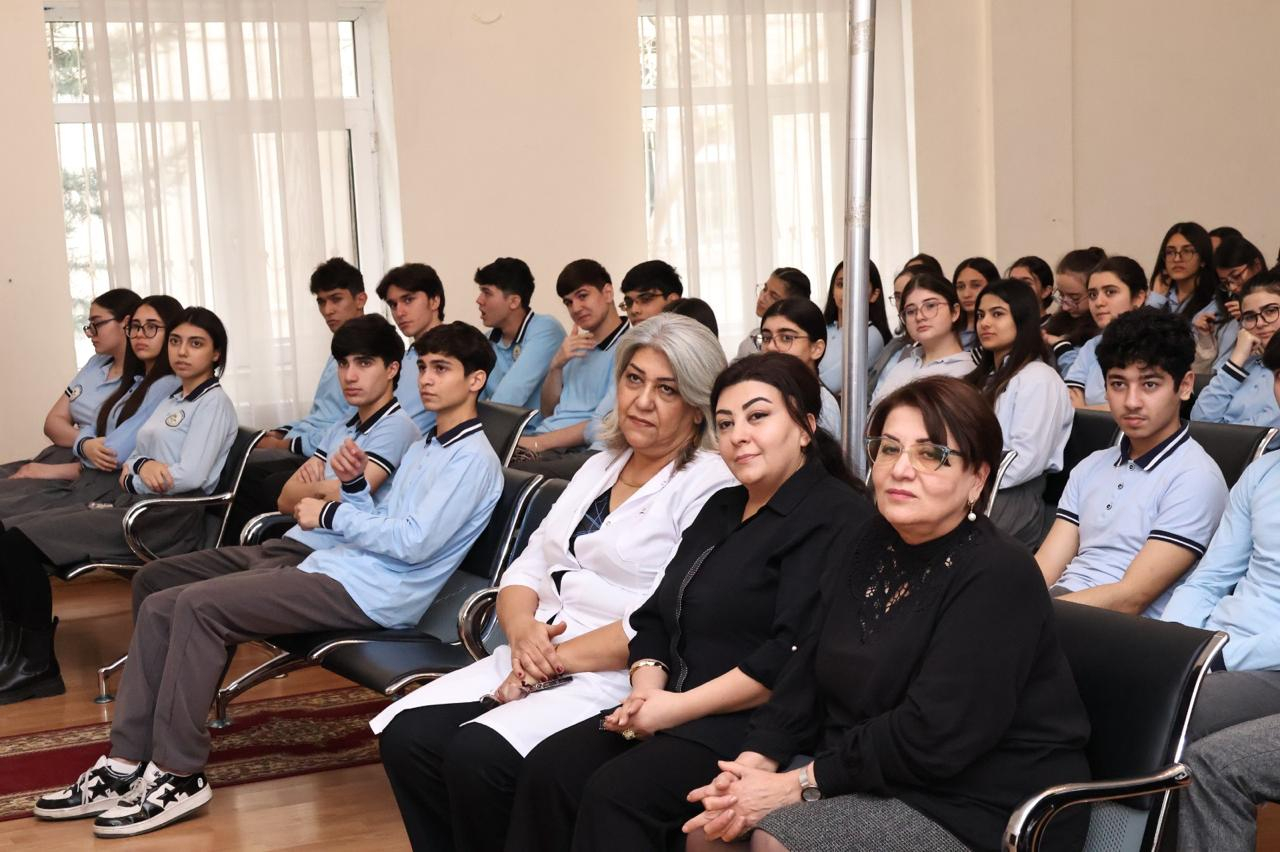 BSU-nun rektoru məktəblilərlə görüş keçirib