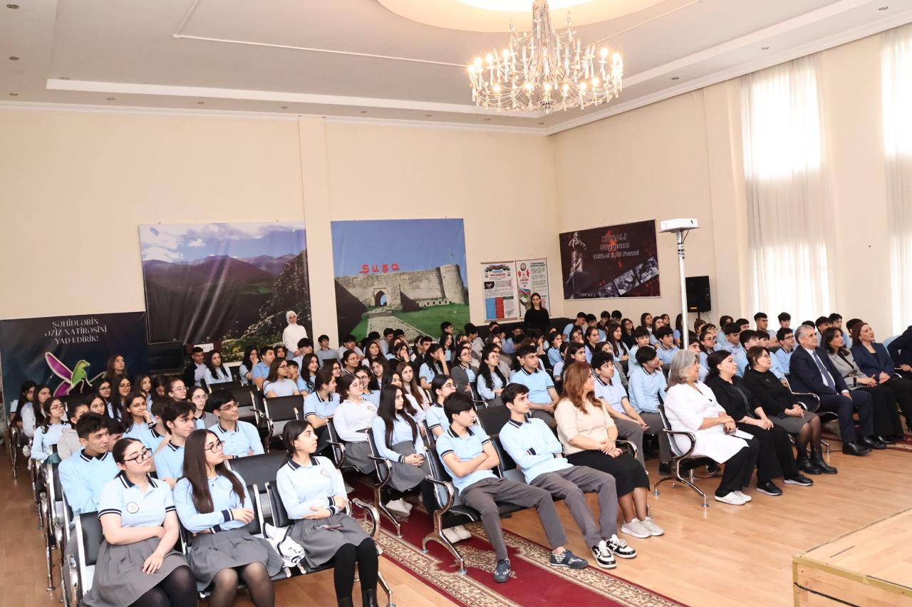 BSU-nun rektoru məktəblilərlə görüş keçirib