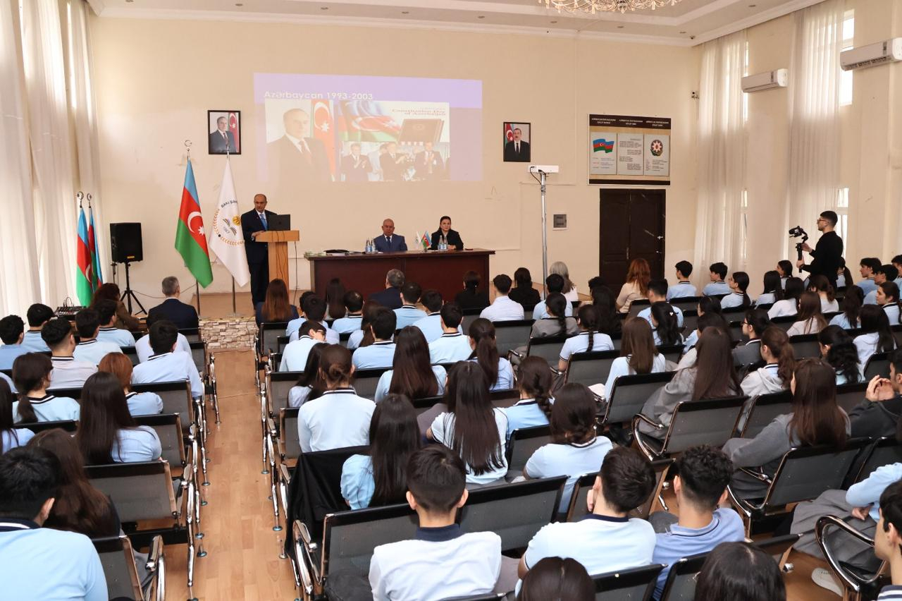 BSU-nun rektoru məktəblilərlə görüş keçirib