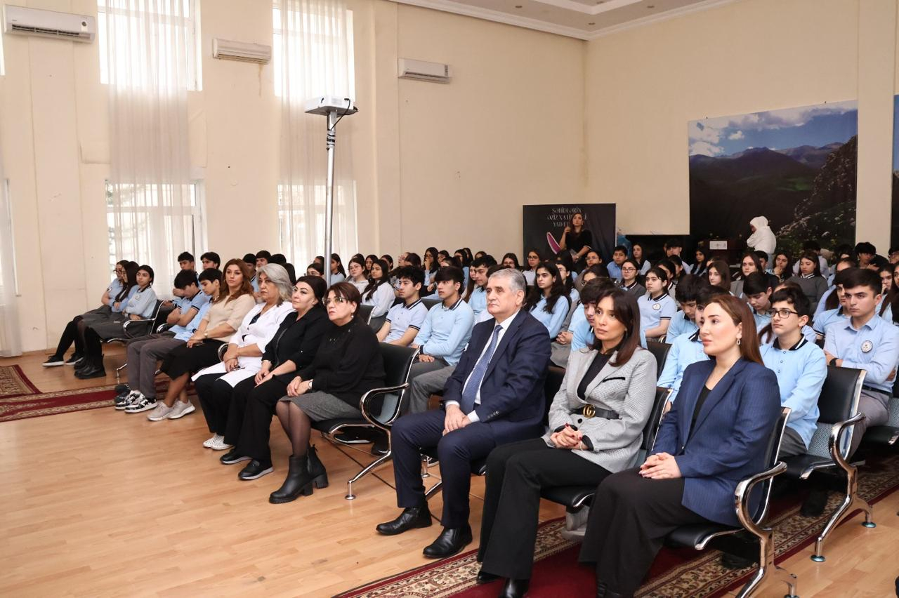 BSU-nun rektoru məktəblilərlə görüş keçirib