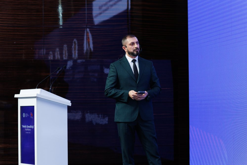 Nazirlik rəsmiləri “Rəqəmsallaşma, Süni İntellekt və Media Savadlılığı” mövzusunda konfransda çıxış ediblər