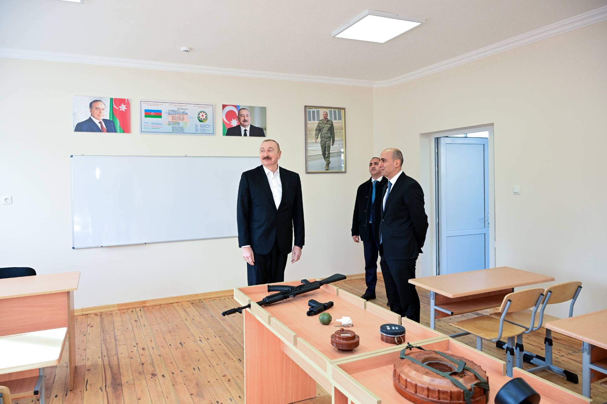 Prezident İlham Əliyev  Kərkicahan qəsəbə 1 nömrəli tam orta məktəbin əsaslı təmirdən sonra açılışında iştirak edib