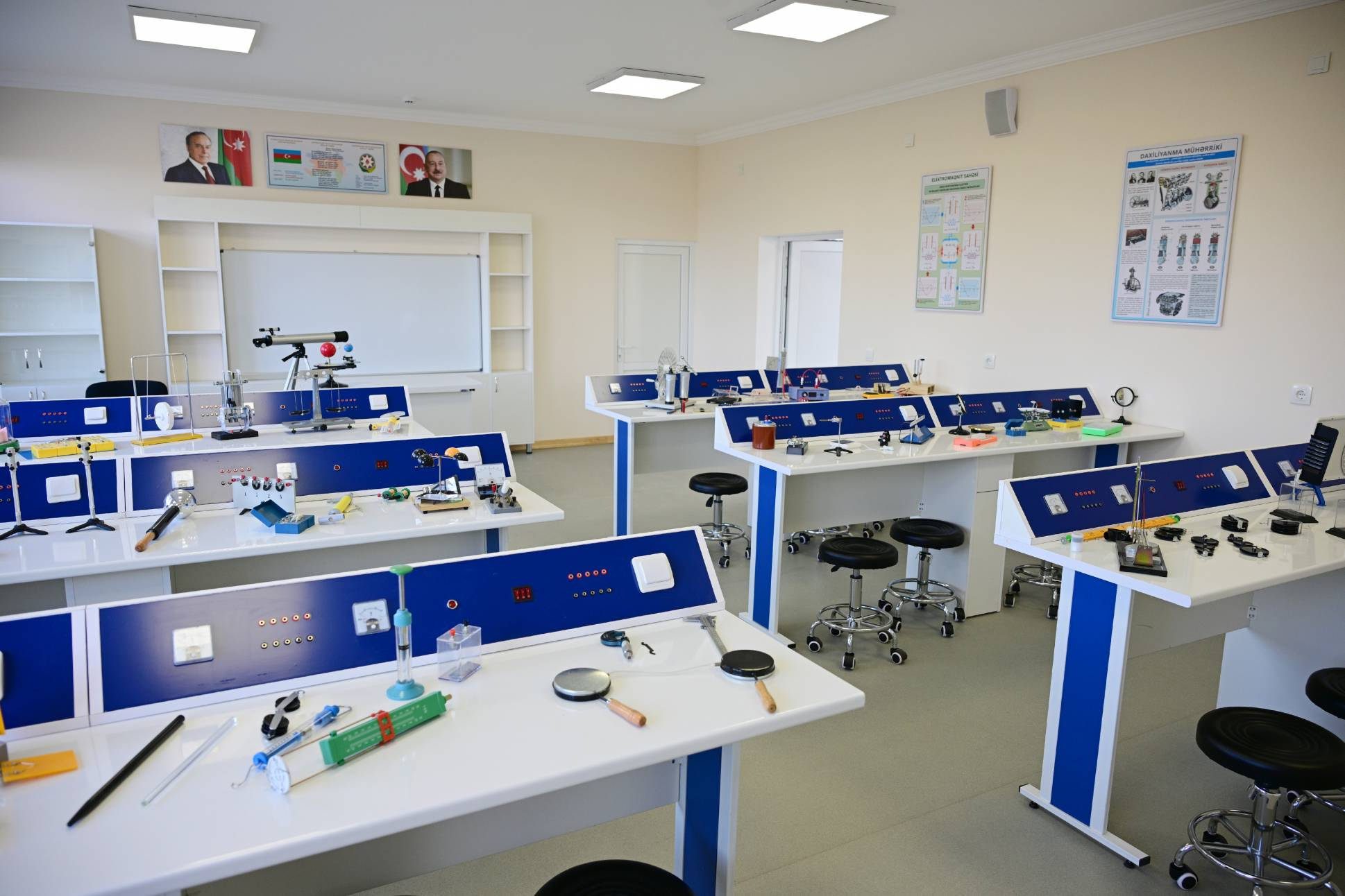 Prezident İlham Əliyev  Kərkicahan qəsəbə 1 nömrəli tam orta məktəbin əsaslı təmirdən sonra açılışında iştirak edib