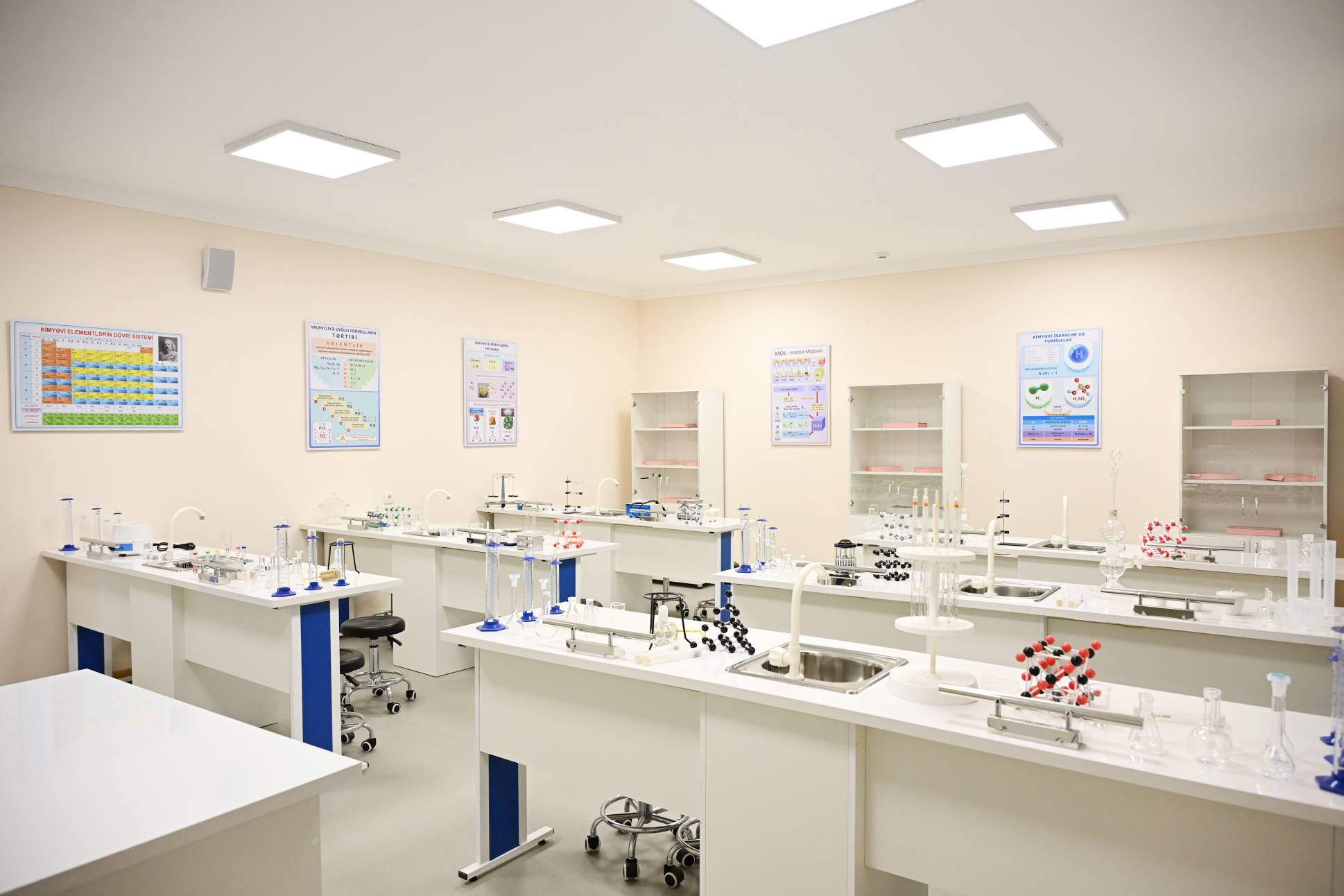 Prezident İlham Əliyev  Kərkicahan qəsəbə 1 nömrəli tam orta məktəbin əsaslı təmirdən sonra açılışında iştirak edib