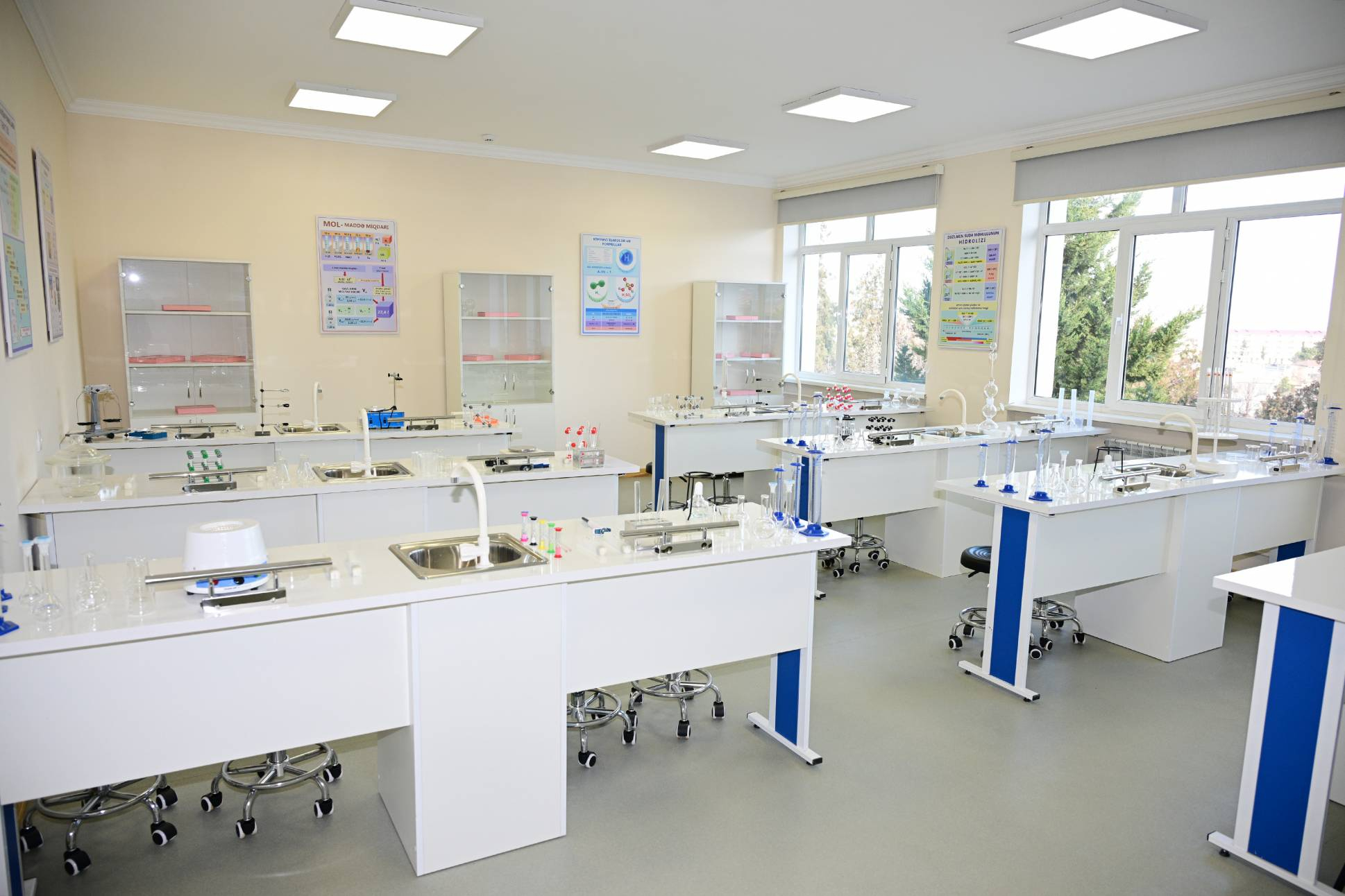 Prezident İlham Əliyev  Kərkicahan qəsəbə 1 nömrəli tam orta məktəbin əsaslı təmirdən sonra açılışında iştirak edib