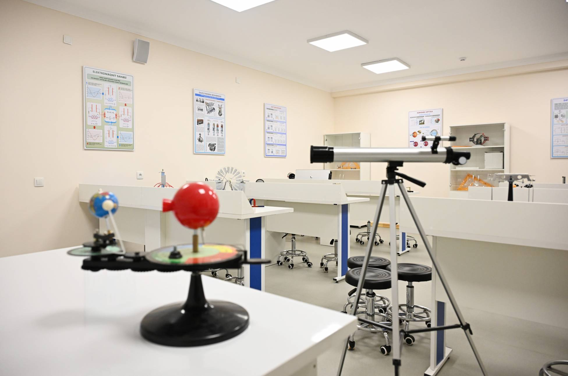 Prezident İlham Əliyev  Kərkicahan qəsəbə 1 nömrəli tam orta məktəbin əsaslı təmirdən sonra açılışında iştirak edib