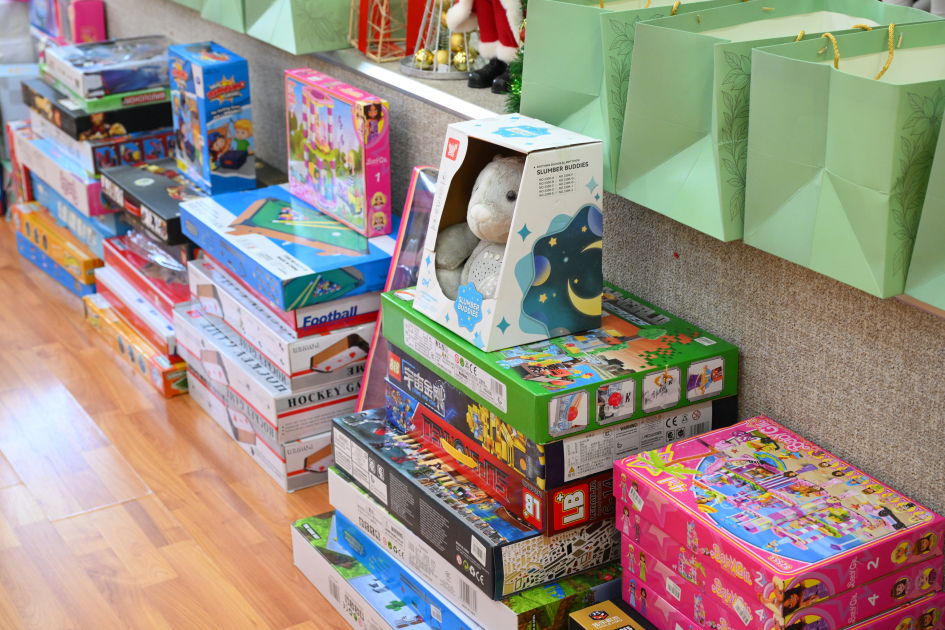 Leyla Əliyeva, Arzu Əliyeva və Alena Əliyeva Bakı şəhəri 5 nömrəli internat tipli xüsusi ümumtəhsil məktəbində olublar