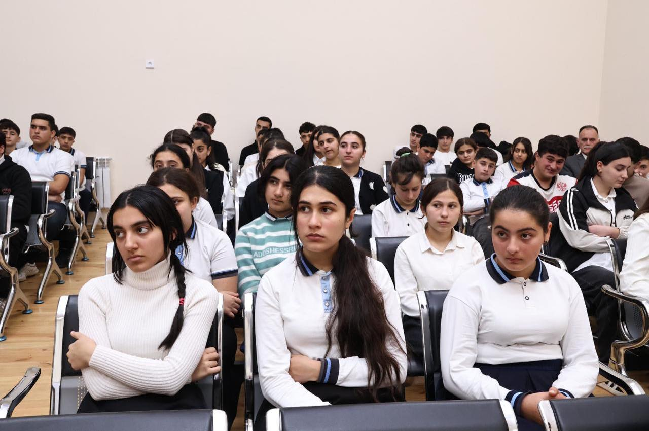 BSU-nun rektoru Astarada məktəblilərlə görüş keçirib