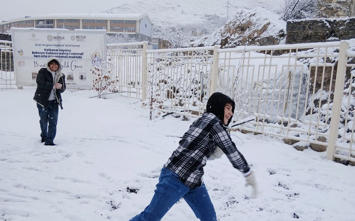 Kəlbəcərli şagirdlərin ilk qar sevinci