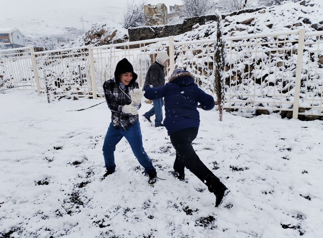 Kəlbəcərli şagirdlərin ilk qar sevinci
