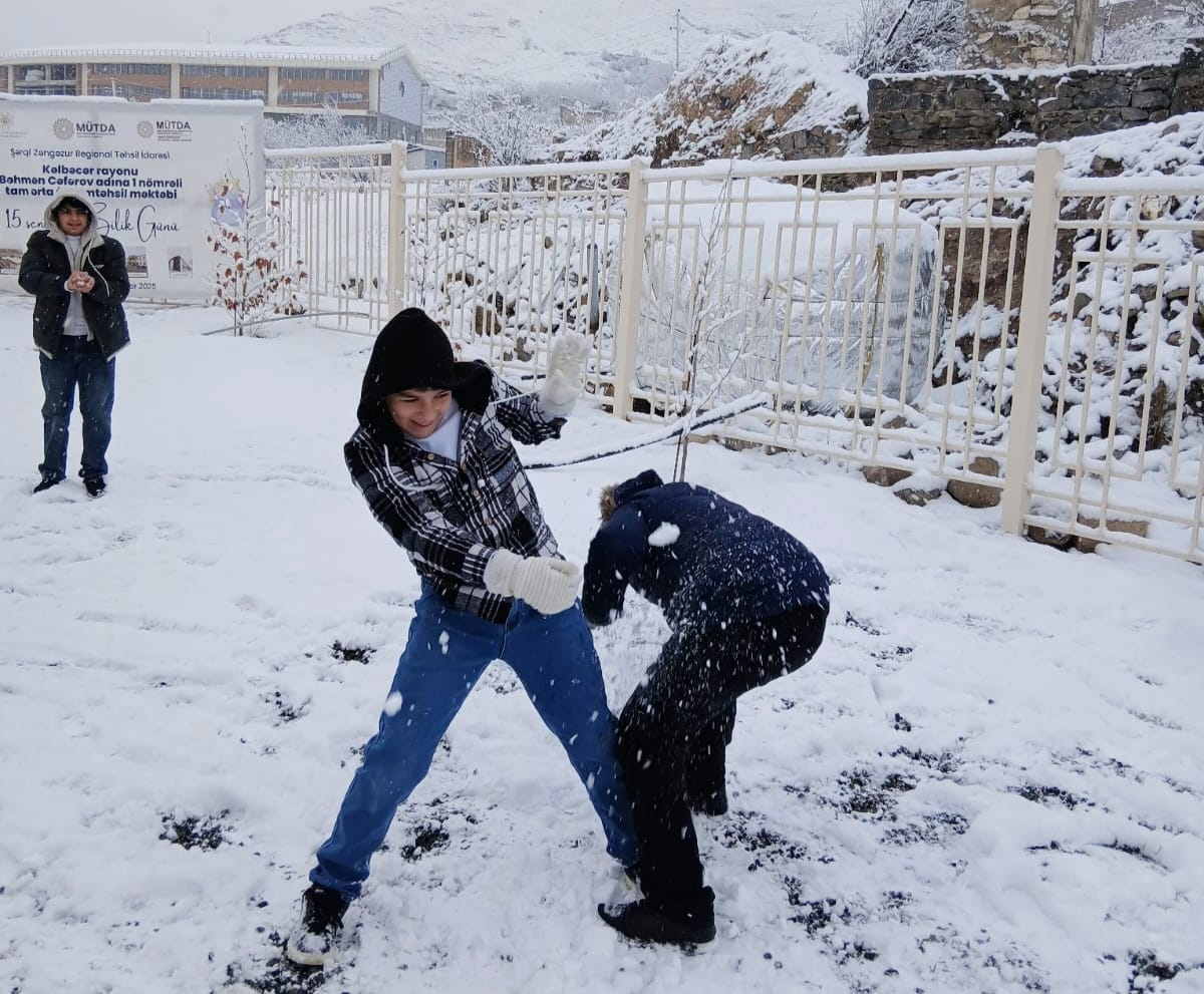 Kəlbəcərli şagirdlərin ilk qar sevinci