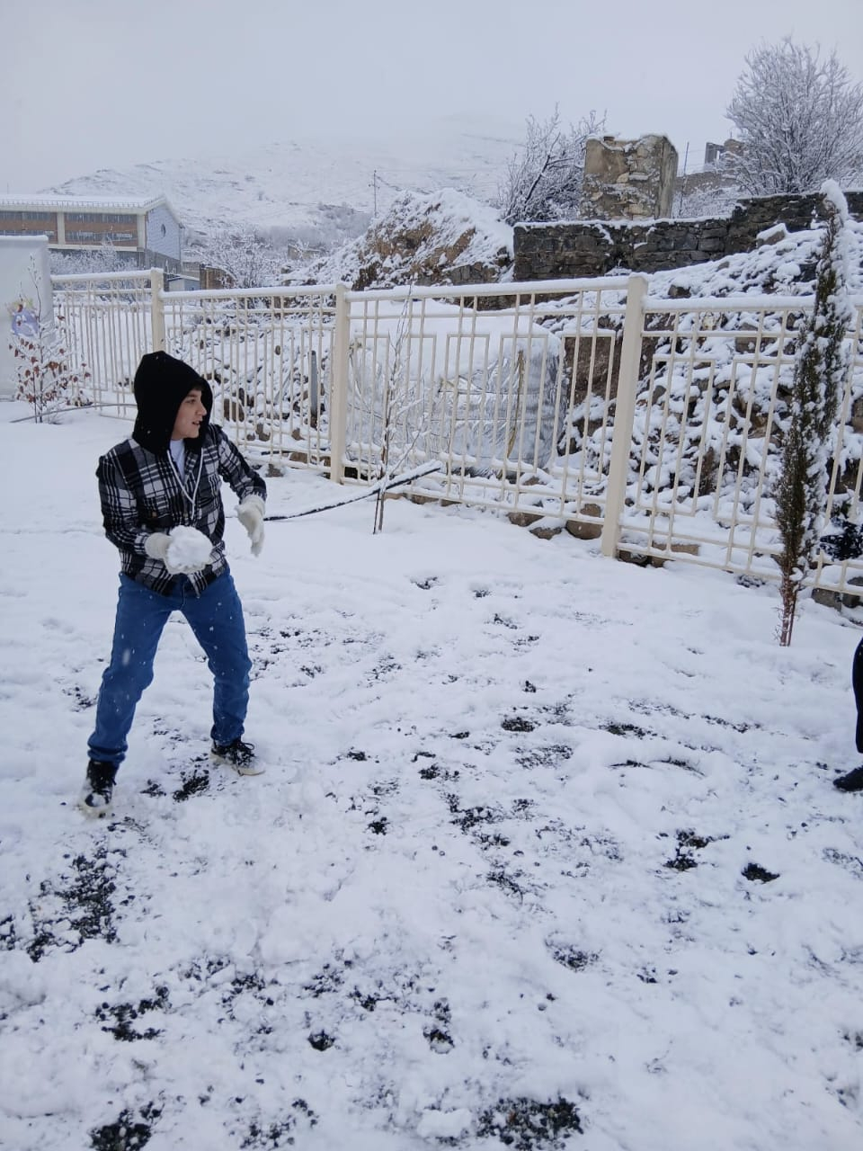 Kəlbəcərli şagirdlərin ilk qar sevinci