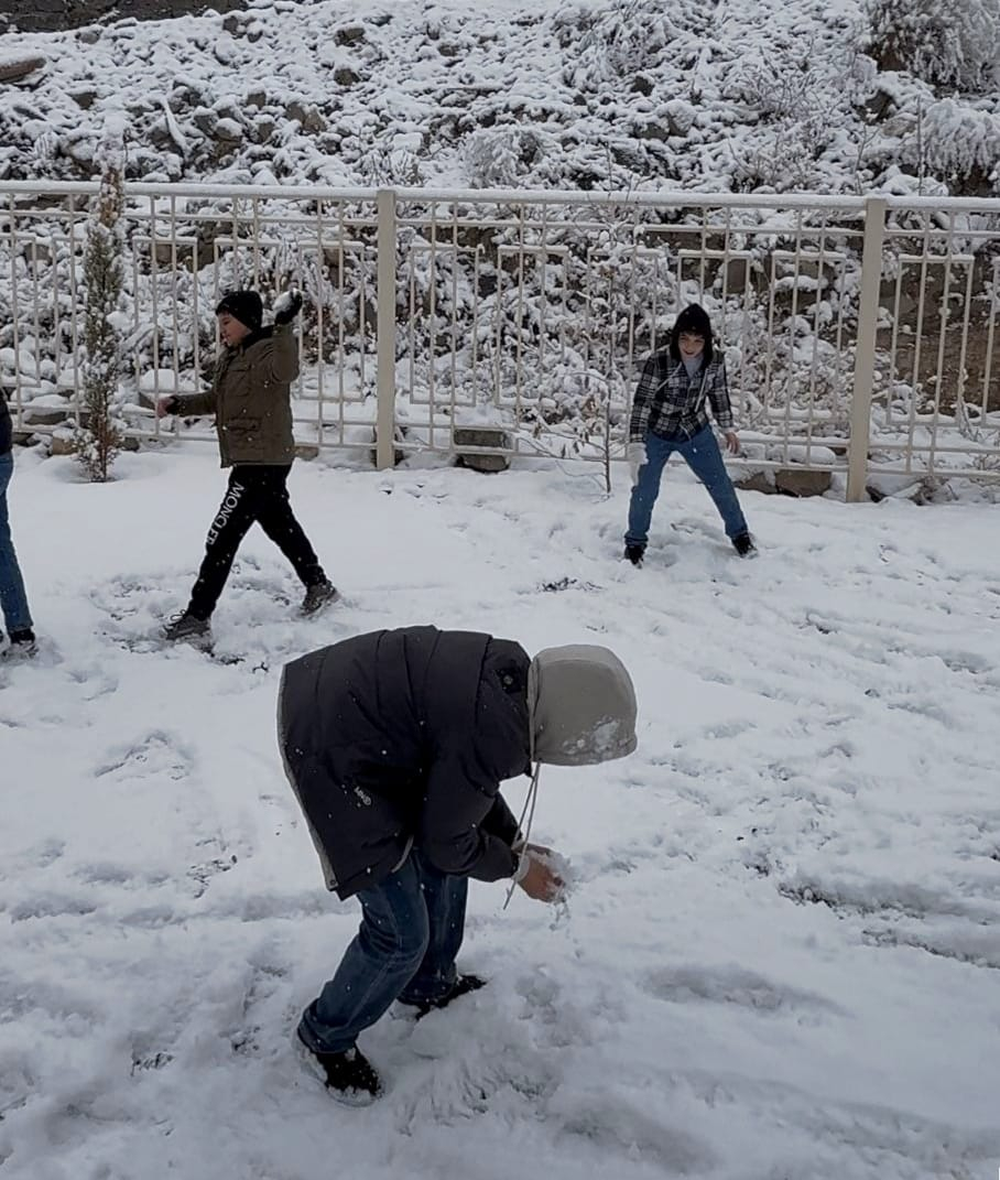 Kəlbəcərli şagirdlərin ilk qar sevinci