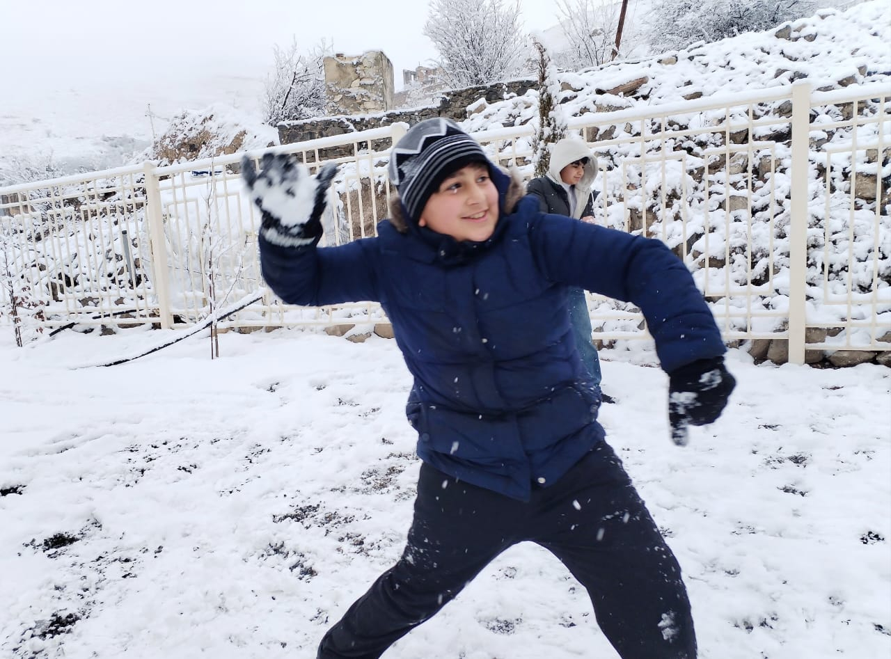 Kəlbəcərli şagirdlərin ilk qar sevinci