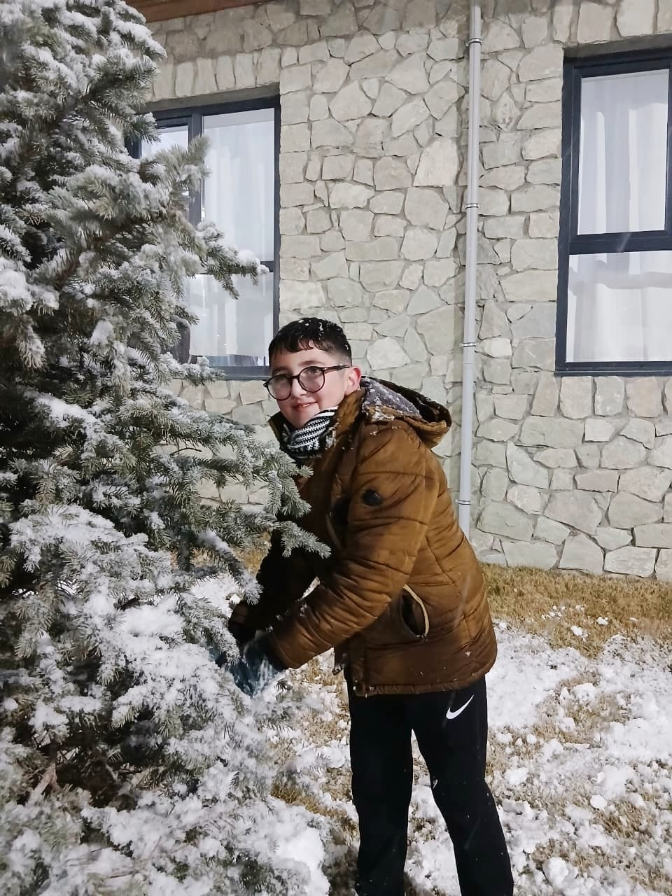 Kəlbəcərli şagirdlərin ilk qar sevinci