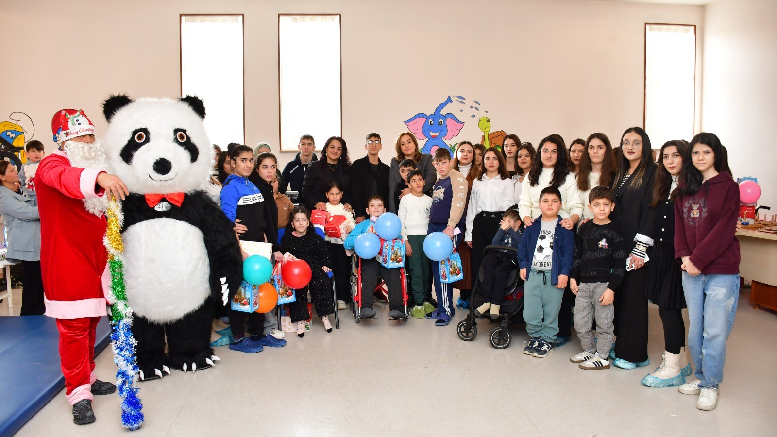 Tələbələr sağlamlıq imkanları məhdud uşaqları sevindirib    