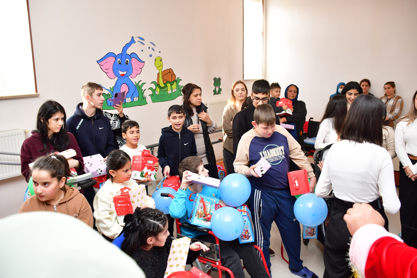 Tələbələr sağlamlıq imkanları məhdud uşaqları sevindirib    