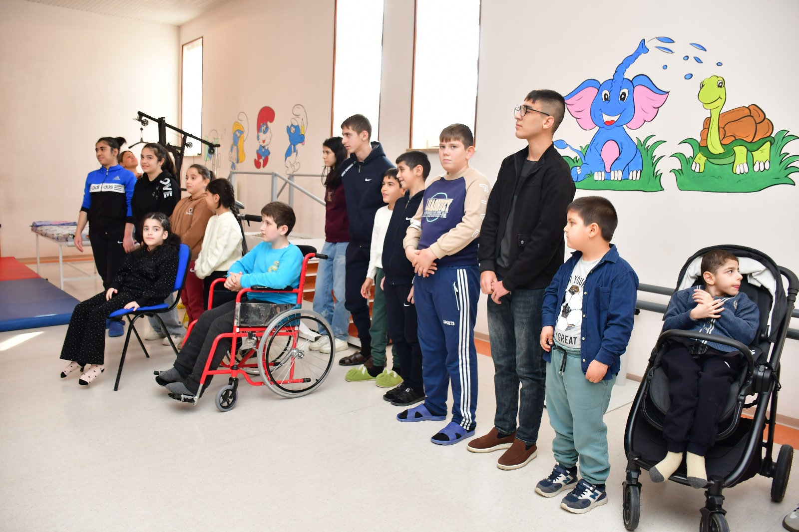 Tələbələr sağlamlıq imkanları məhdud uşaqları sevindirib    