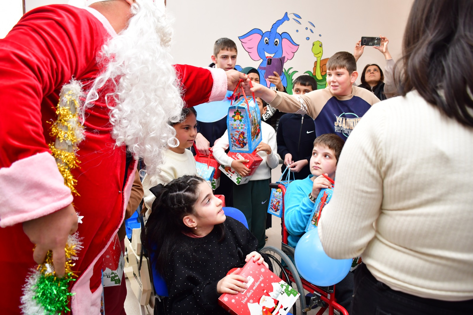 Tələbələr sağlamlıq imkanları məhdud uşaqları sevindirib    
