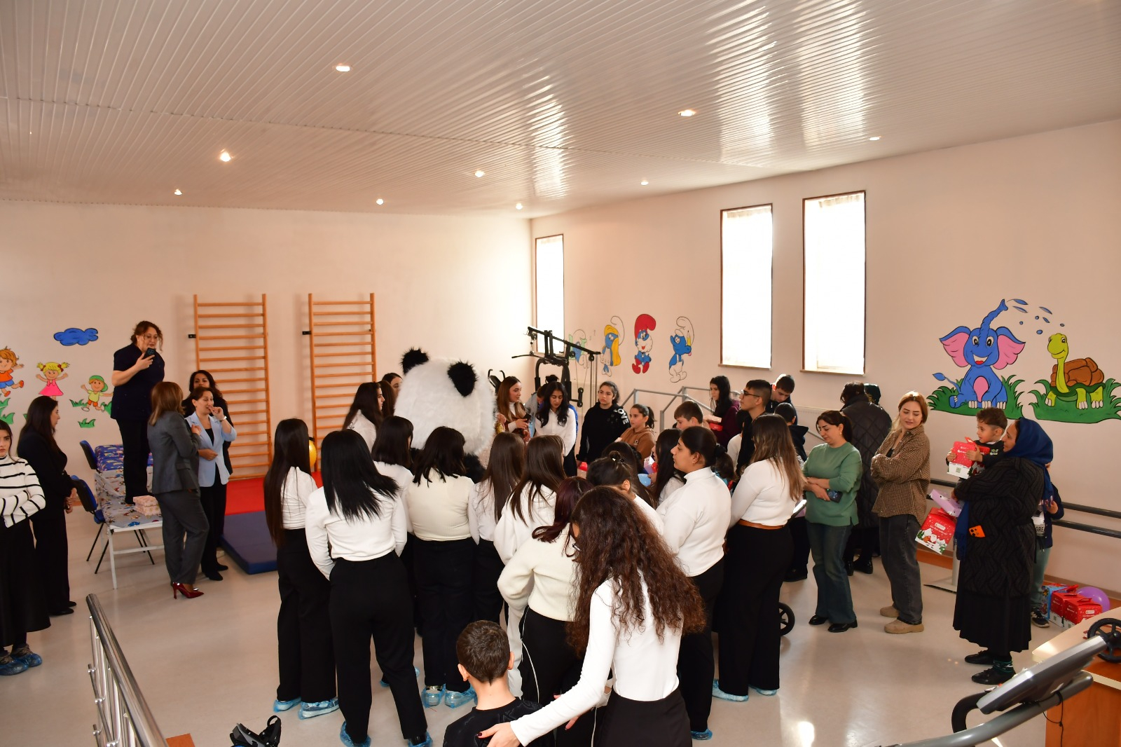 Tələbələr sağlamlıq imkanları məhdud uşaqları sevindirib    