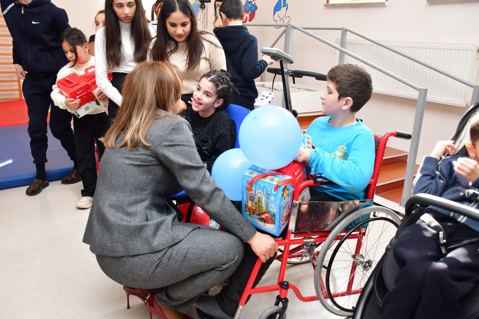 Tələbələr sağlamlıq imkanları məhdud uşaqları sevindirib    