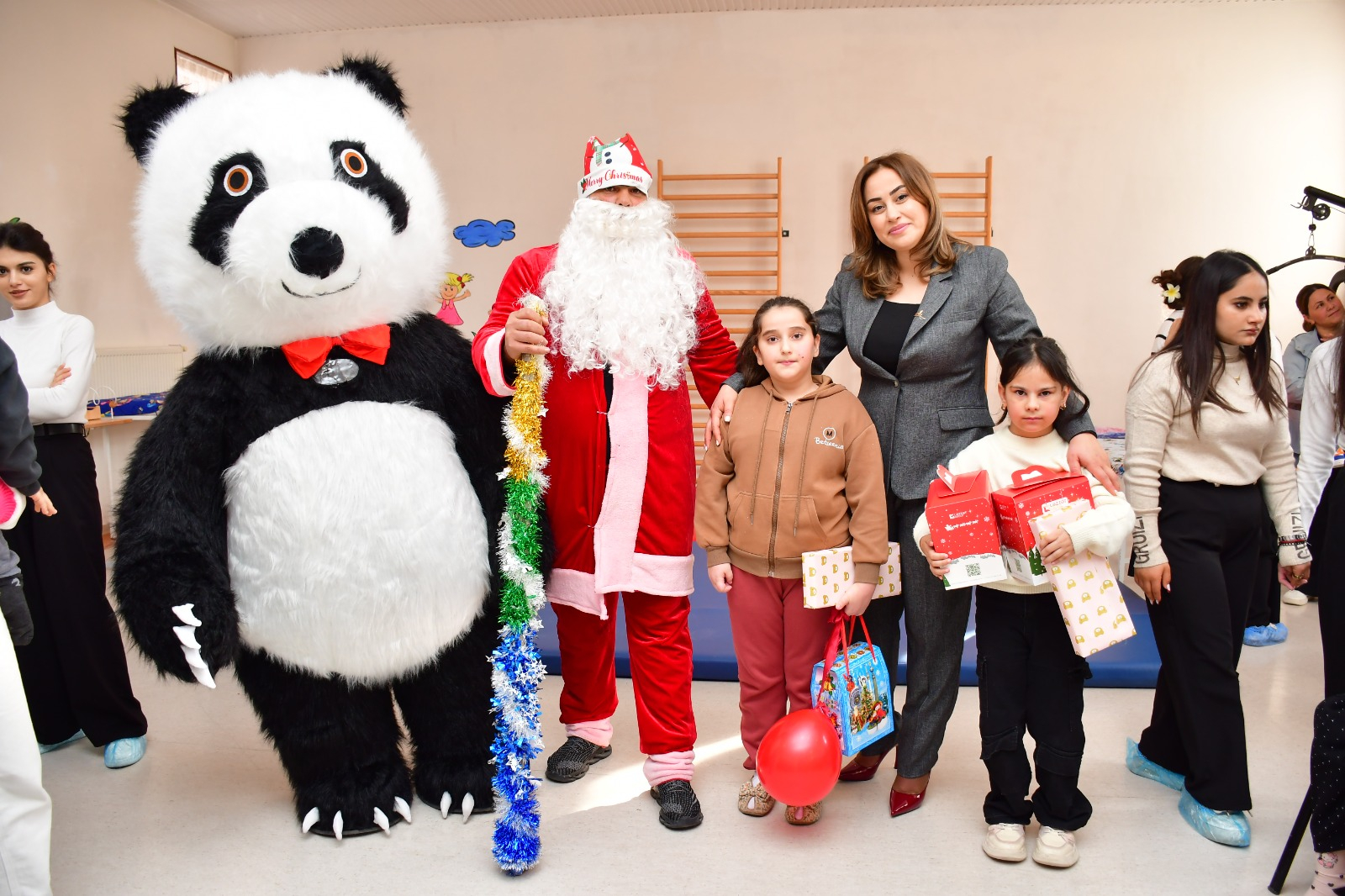 Tələbələr sağlamlıq imkanları məhdud uşaqları sevindirib    