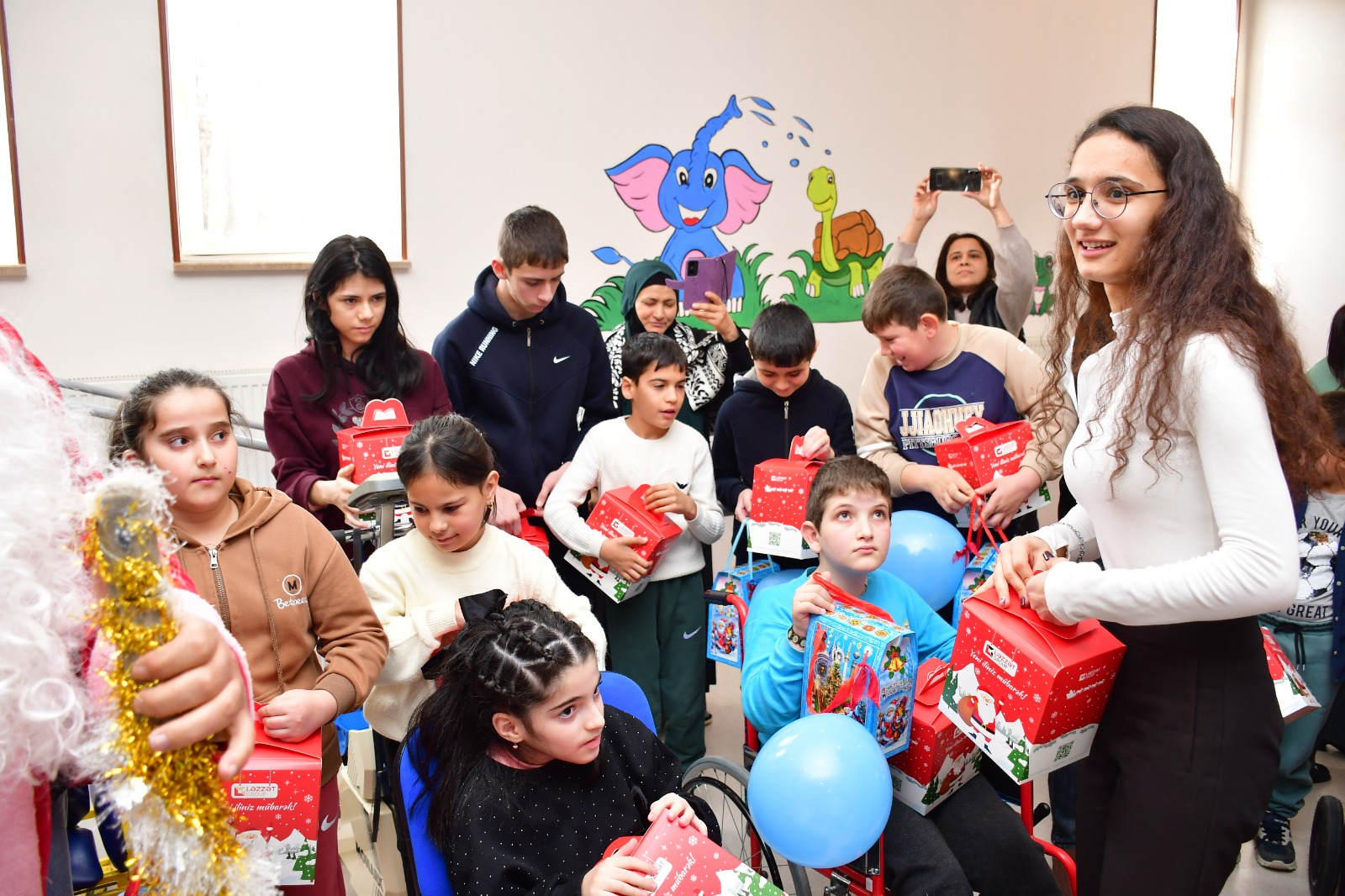 Tələbələr sağlamlıq imkanları məhdud uşaqları sevindirib    