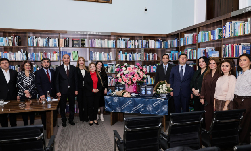 UNEC-də “İctimaiyyətlə əlaqələr” dərsliyinin təqdimatı keçirilib