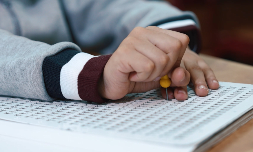 Qaranlığa işıq saçan barmaqlar: