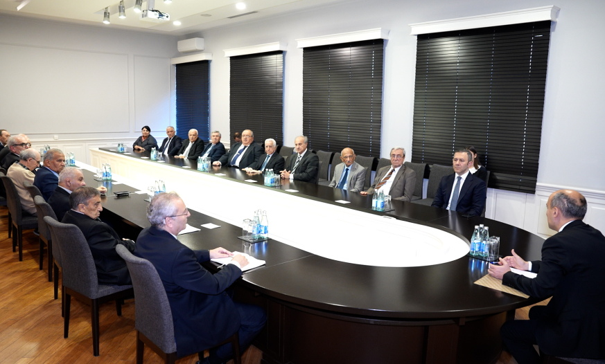 Emin Əmrullayev yüksək dövlət təltiflərinə layiq görülmüş bir qrup alimlə görüşüb