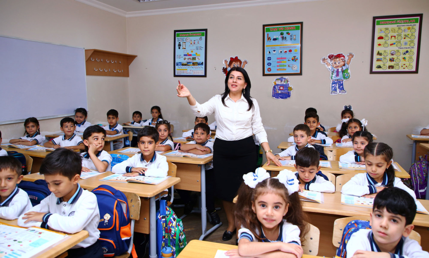 İbtidai siniflərdə dərsləri kim keçməlidir: