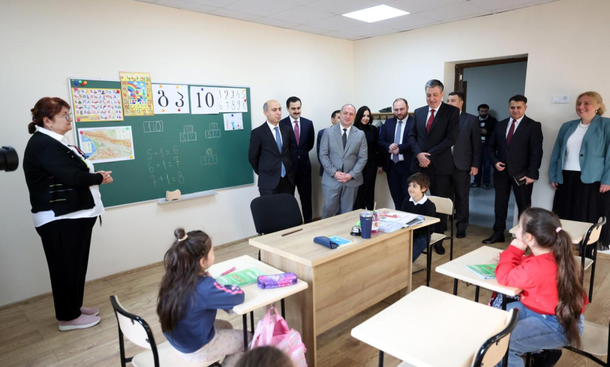 Emin Əmrullayev Gürcüstanda 53 nömrəli məktəbə səfər edib