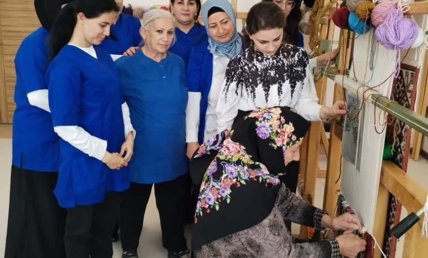 79 yaşlı nənə hər gün dərsdə: İndi imtahana hazırlaşır 