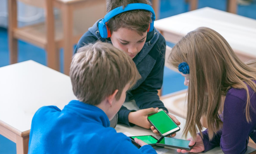 Fransada azyaşlıların sosial şəbəkələrə girişi qadağan edilə bilər