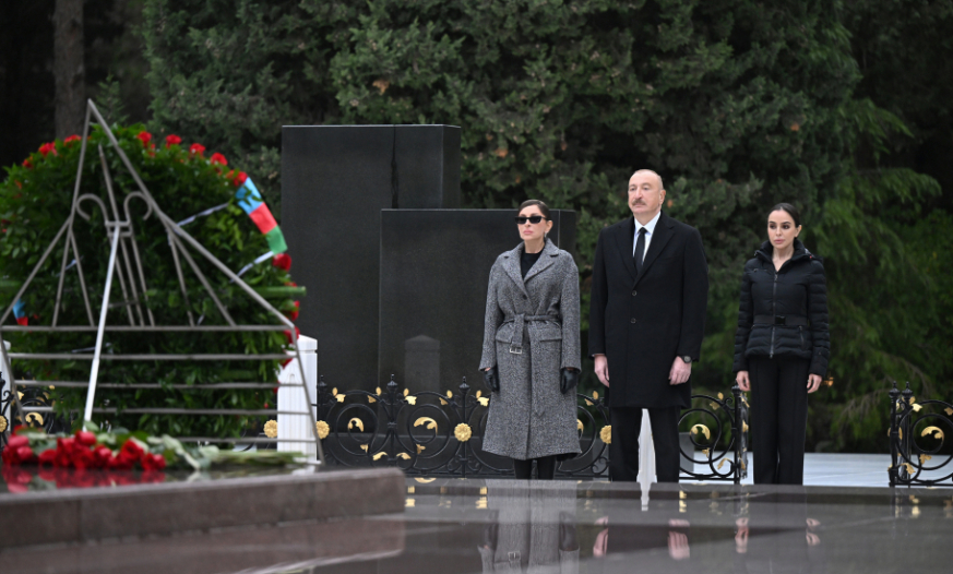 Prezident İlham Əliyev və birinci xanım Mehriban Əliyeva Ümummilli Lider Heydər Əliyevin məzarını ziyarət ediblər