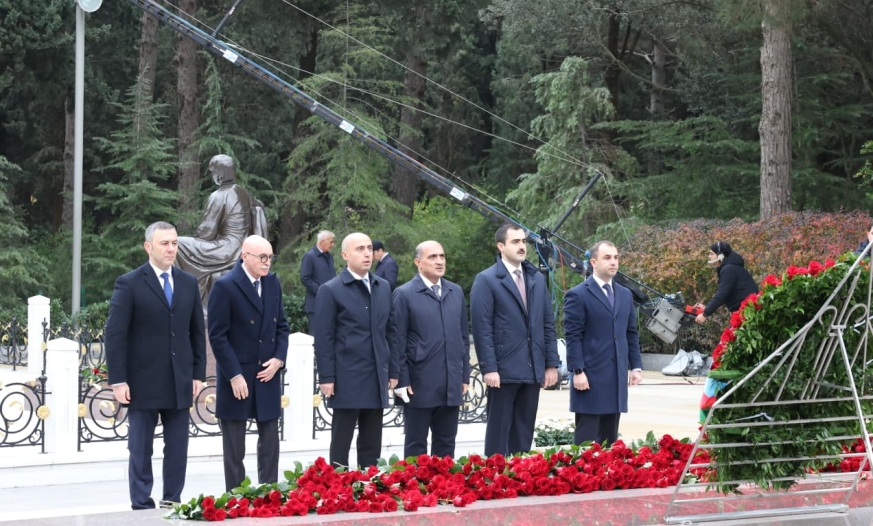 Elm və Təhsil Nazirliyinin kollektivi Heydər Əliyevin məzarını ziyarət edib