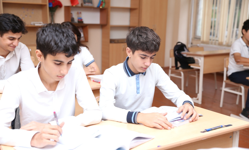 Eyni tədris proqramları ilə fəaliyyət göstərən məktəblərin nəticələri niyə fərqlənir?