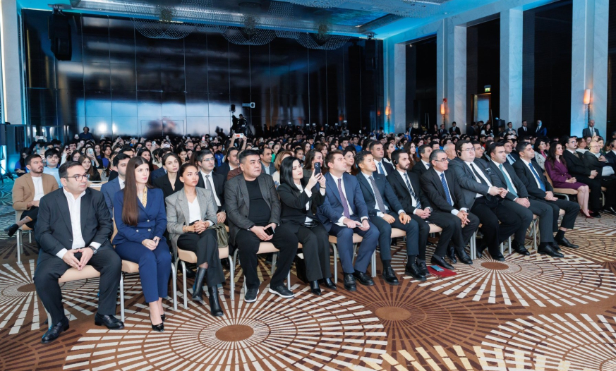 Nazirlik rəsmiləri “Rəqəmsallaşma, Süni İntellekt və Media Savadlılığı” mövzusunda konfransda çıxış ediblər