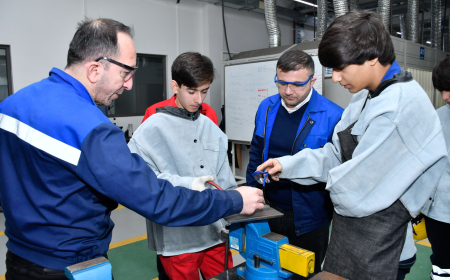 “Operatorlarımız universitet məzunlarından çox maaş alırlar”